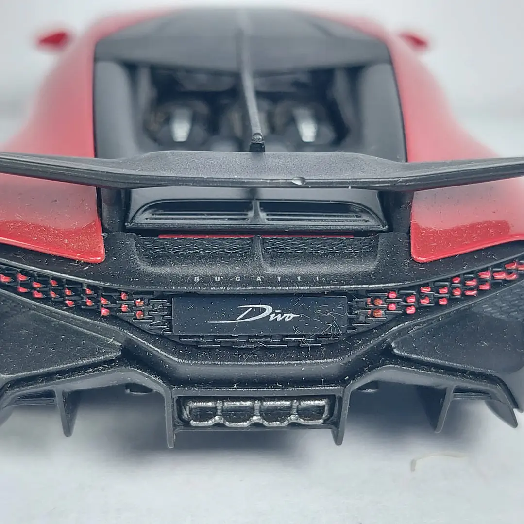 BUGATTI DIVO ROJO ESCALA 1/36 ,MARCA KINSMART﻿ 2