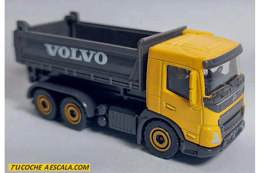 VOLQUETA VOLVO , Escala 1:64, Marca MAJORETTE 