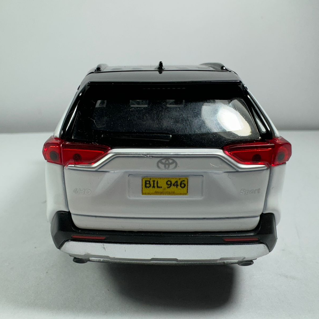 TOYOTA RAV4 blanca  ,ESCALA 1:32  MARCA DOUBLE HORSES  5