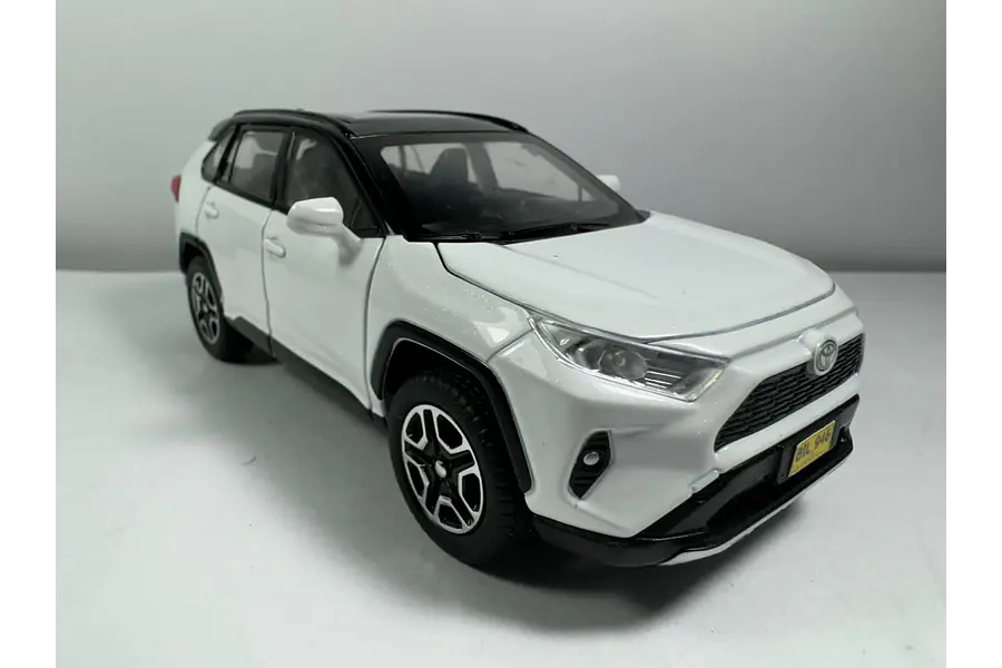TOYOTA RAV4 blanca  ,ESCALA 1:32  MARCA DOUBLE HORSES 