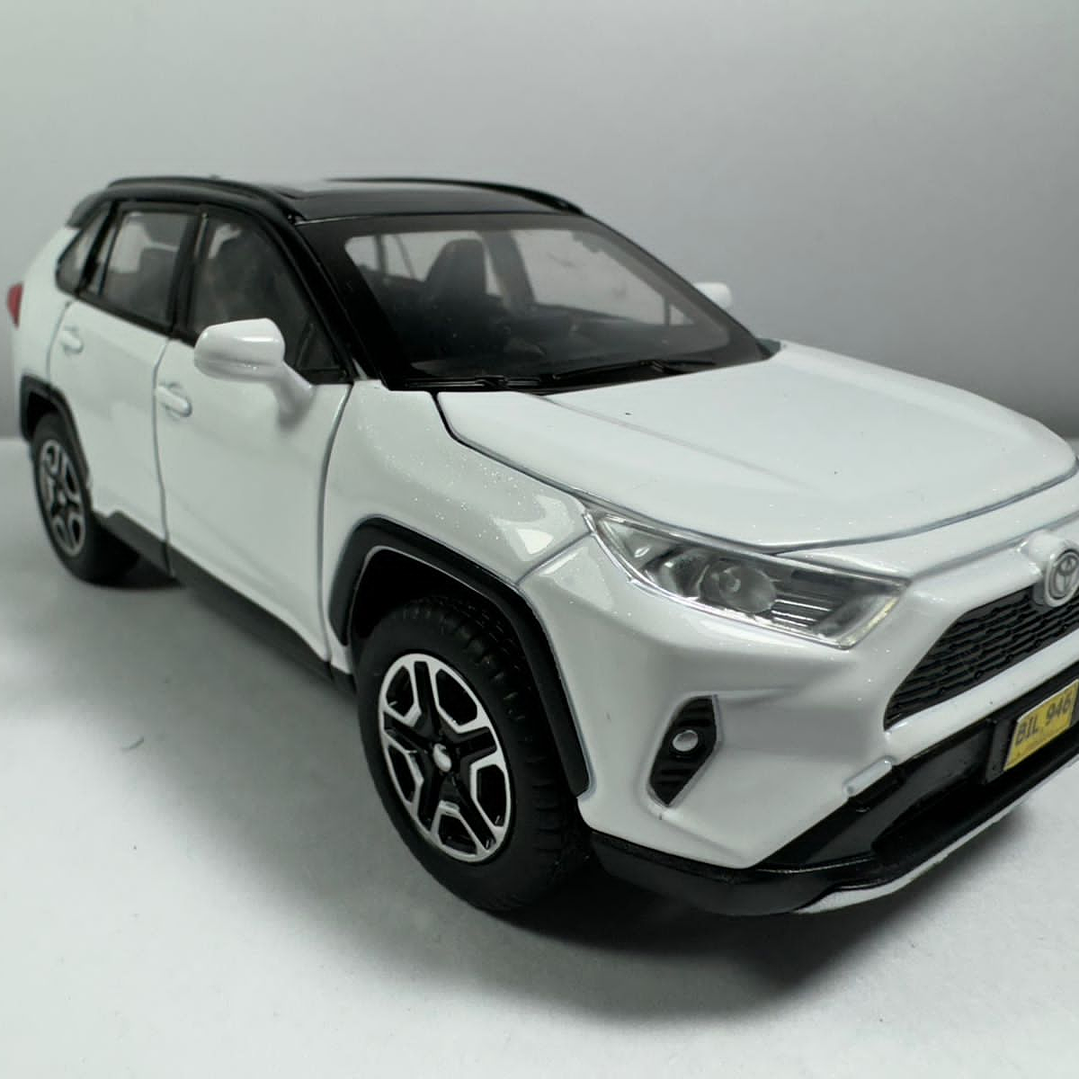 TOYOTA RAV4 blanca  ,ESCALA 1:32  MARCA DOUBLE HORSES  1