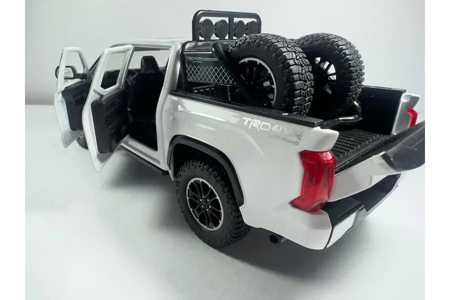 Toyota Tundra blanco ESCALA 1-24 