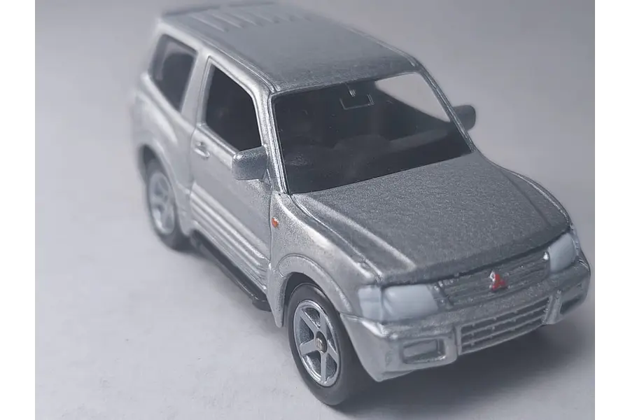 MITSUBISHI MONTERO PLATA, MARCA Welly, Escala 1-64
