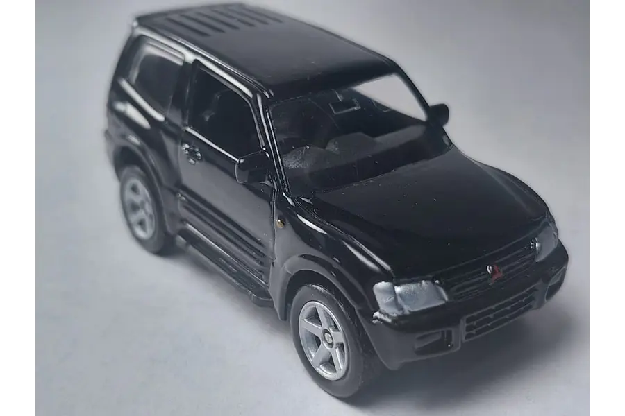 MITSUBISHI MONTERO NEGRO, MARCA Welly, Escala 1-64