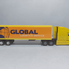 MULA FREIGHTLINER CASCADIA FURGON EN ESCALA 1/64 MARCA WELLY-