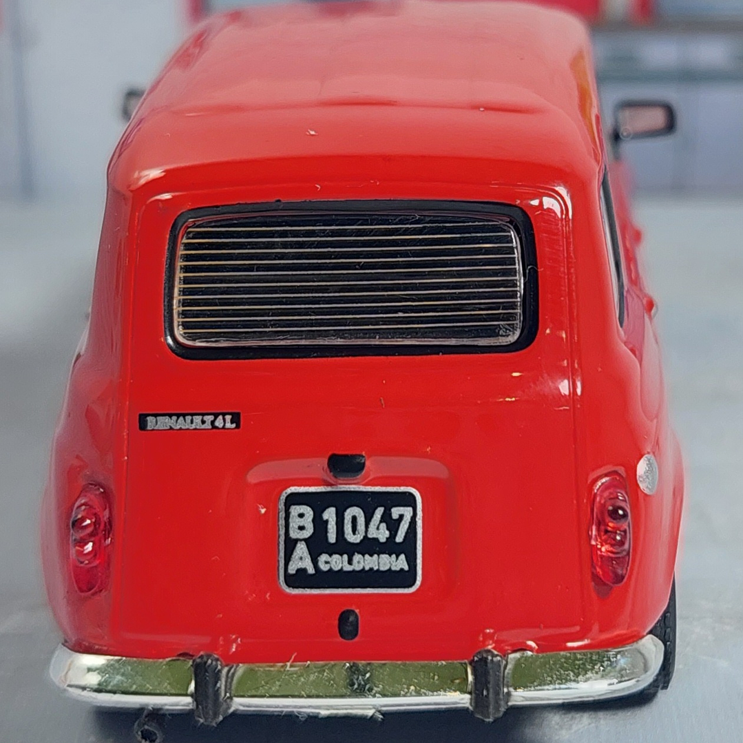 Renault 4 rojo Escala 1-43 marca ixo 2