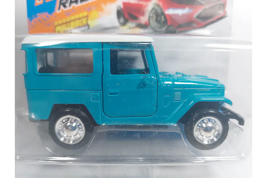 Toyota fj 40 AZUL CLARO  Escala 1/36 marca maisto