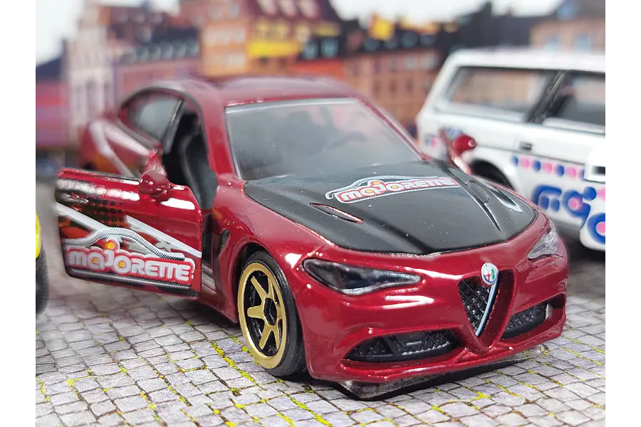 Alfa Romeo Giulia A Escala 1/64 Majorette