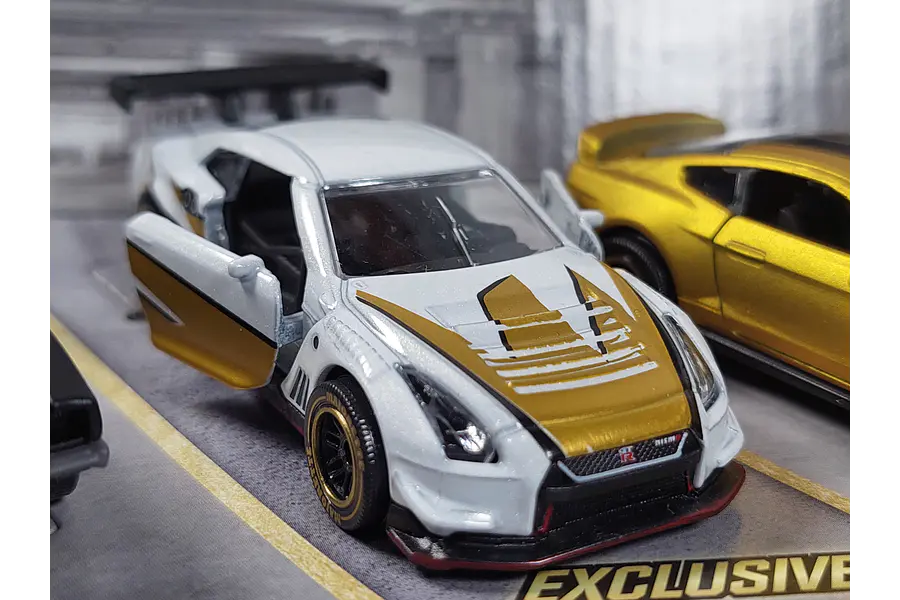 NISSAN GTR NISMO GT3 SIN BLISTER  Escala 1/64 Majorette