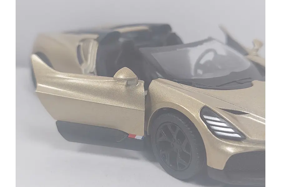 BUGATTI MISTRAL DORADO ESCALA 1/36 ,MARCA KINSMART﻿