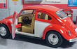 VOLKSWAGEN Escarabajo ROJO Y BLANCO  Escala 1-32 Kinsmart 