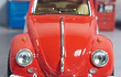 VOLKSWAGEN Escarabajo ROJO Y BLANCO  Escala 1-32 Kinsmart 