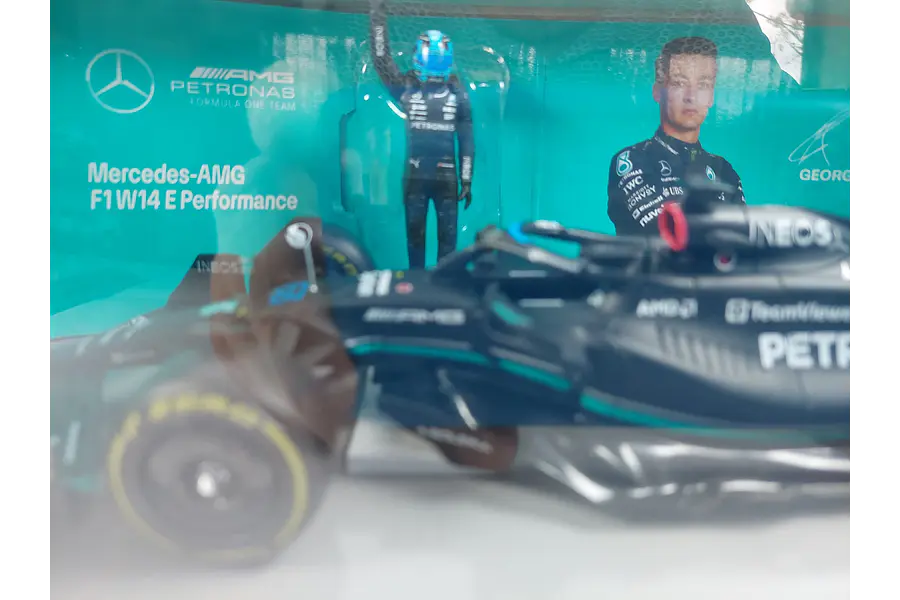 Mercedes-amg F1 W14 E  1-24 Con muñeco 