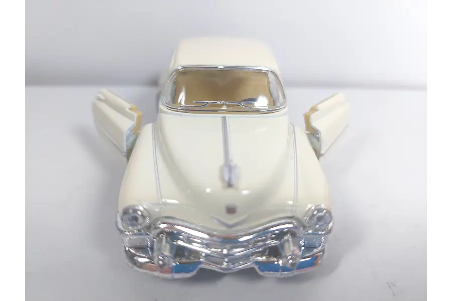Cadillac Serie 62  color crema ESCALA 1/36 ,MARCA KINSMART 