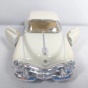 Cadillac Serie 62  color crema ESCALA 1/36 ,MARCA KINSMART 