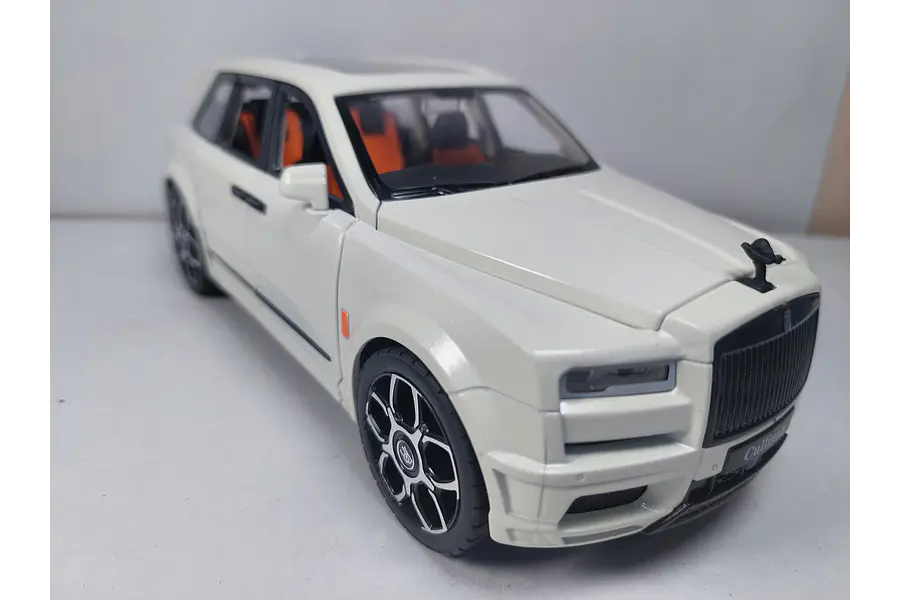 Rolls Royce Cullinan blanco Escala 1/24 marca china-