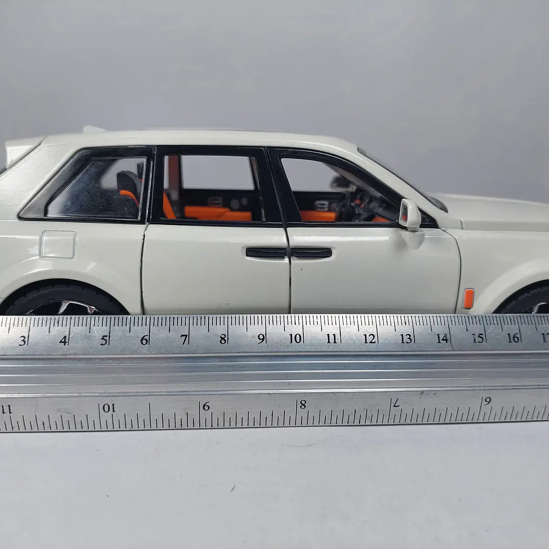 Rolls Royce Cullinan blanco Escala 1/24 marca china- 3