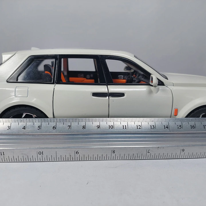 Rolls Royce Cullinan blanco Escala 1/24 marca china- 3