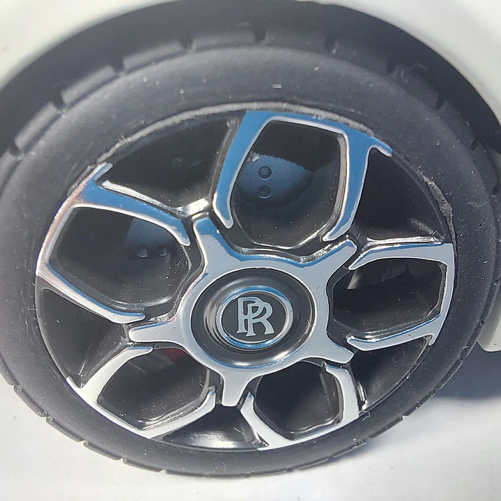 Rolls Royce Cullinan blanco Escala 1/24 marca china- 4