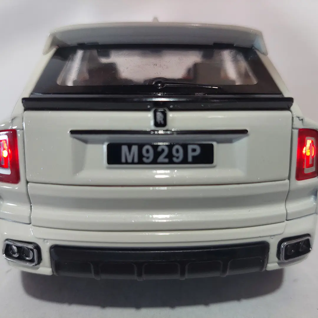Rolls Royce Cullinan blanco Escala 1/24 marca china- 5