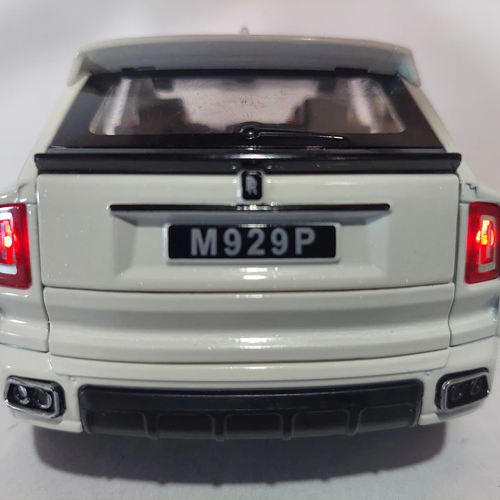 Rolls Royce Cullinan blanco Escala 1/24 marca china- 5