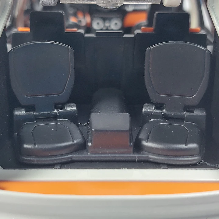 Rolls Royce Cullinan blanco Escala 1/24 marca china- 6
