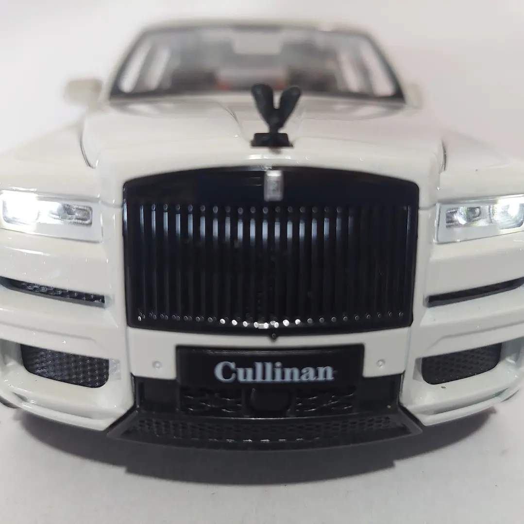 Rolls Royce Cullinan blanco Escala 1/24 marca china- 8