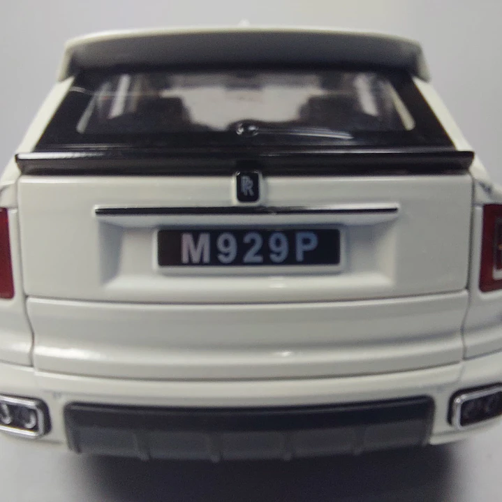 Rolls Royce Cullinan blanco Escala 1/24 marca china- 9