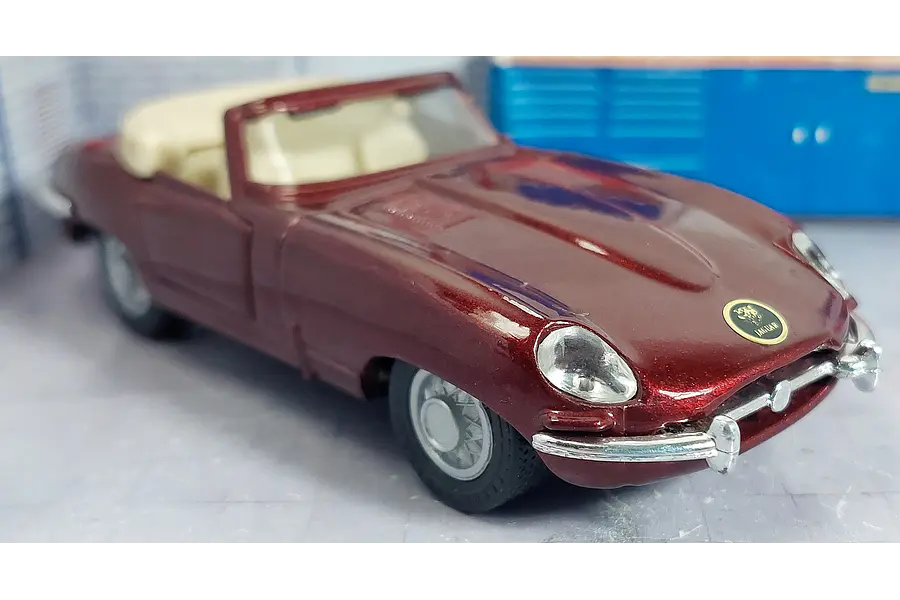 Jaguar E type , Escala 1/36 marca maisto