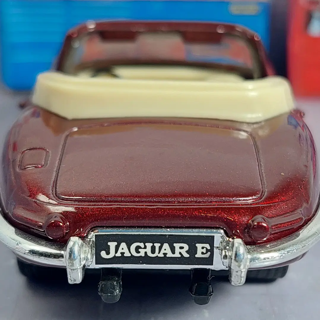 Jaguar E type , Escala 1/36 marca maisto 5