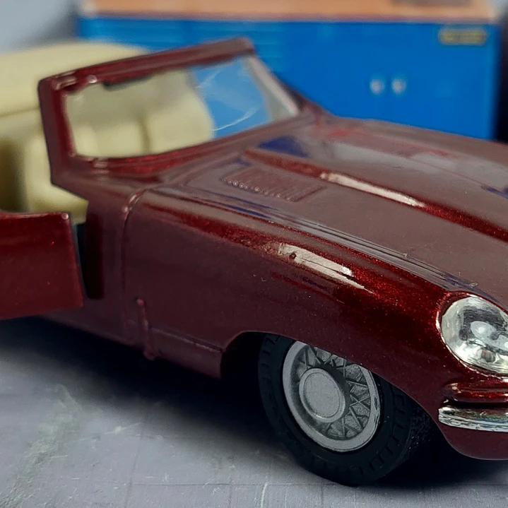 Jaguar E type , Escala 1/36 marca maisto 7