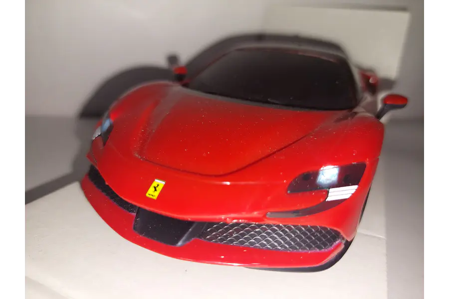 FERRARI SF90 STRADALE CON LUCES Y SONIDOS Esc 1/24 Marca: MAISTO