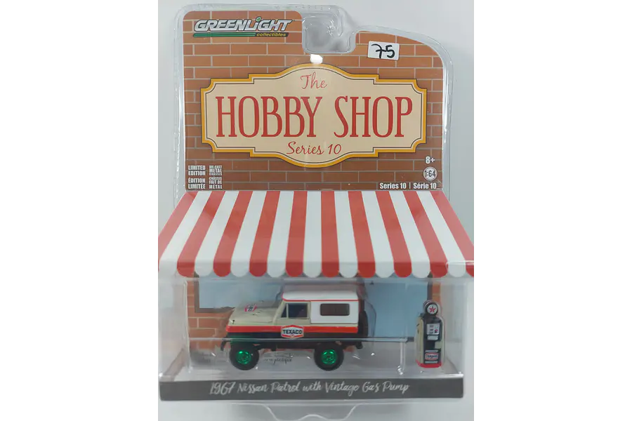 NISSAN PATROL 1967 , ESCALA 1/64 , MARCA GREENLIGHT