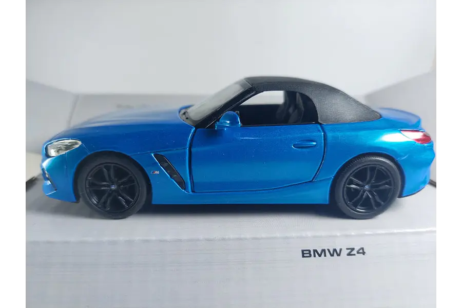 BMW Z4 , MARCA KINSMART , ESCALA 1-34 SIN CAJA