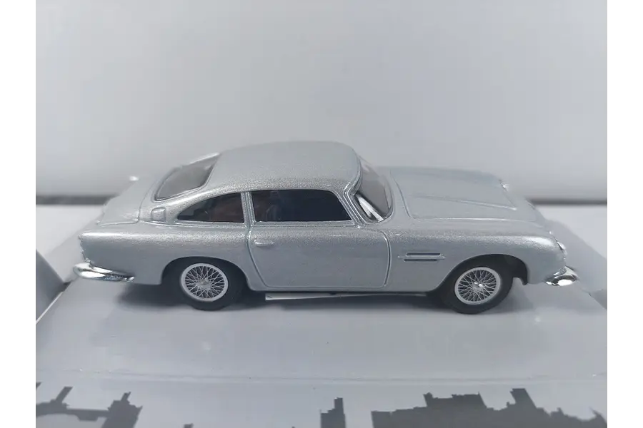 Aston Martin DB5 cararama, Escala 1-43-