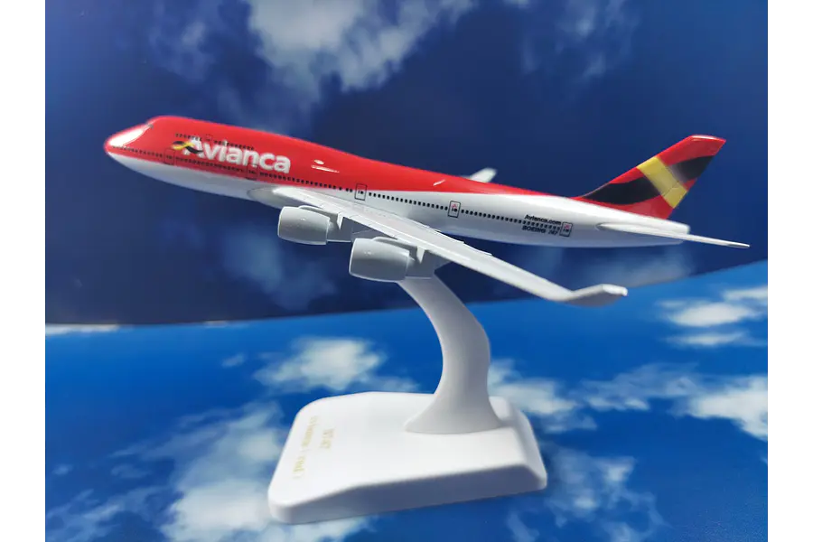 Boeing 747 ,avianca  Escala 1/400, 16cm Con Base blanca
