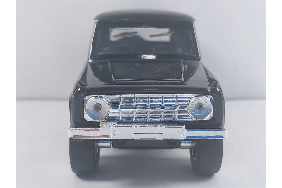 FORD BRONCO 1973 NEGRO A ESCALA  1:32 MARCA JADA