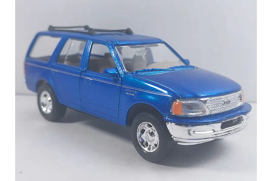 FORD EXPEDITION 1998 color Azul, Escala 1-32 marca welly