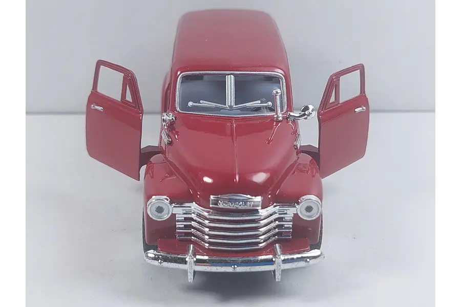 CHEVROLET SUBURBAN roja ESCALA 1/36 MARCA KINSMART