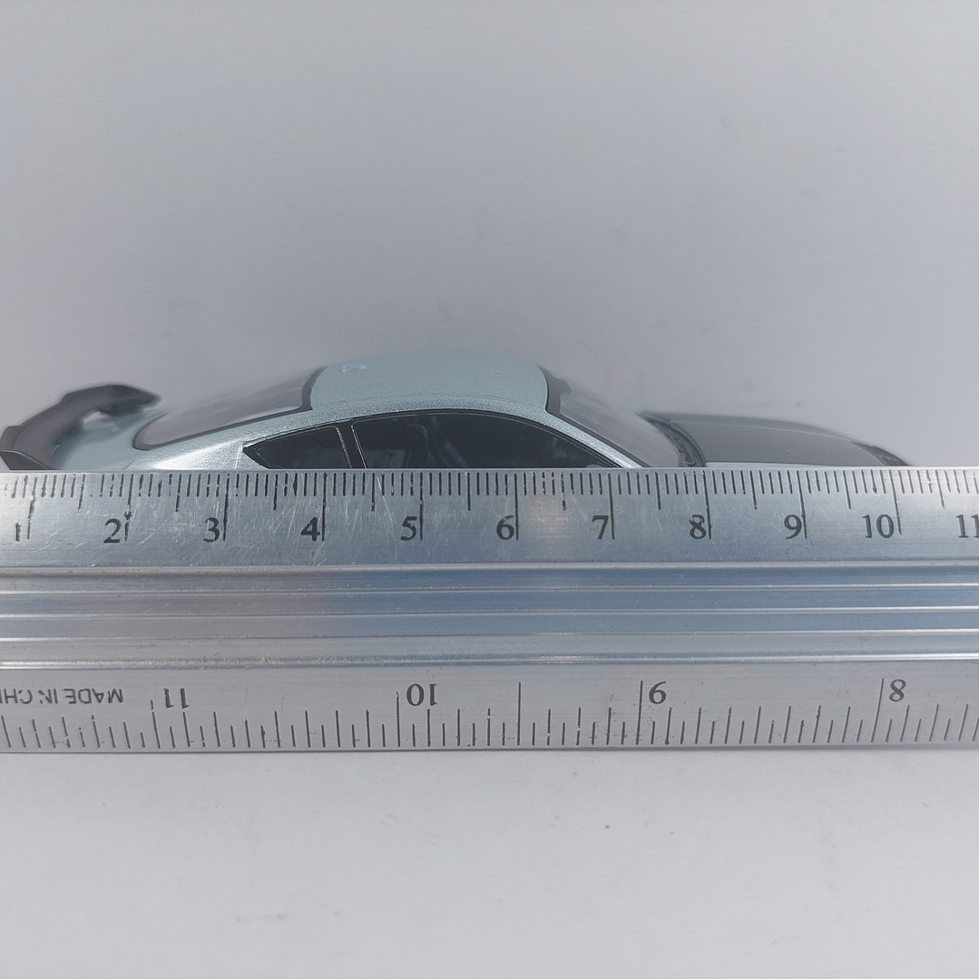 Ford Mustang Dark Horse 2024, gris Escala 1/36, MARCA KINSMART 2