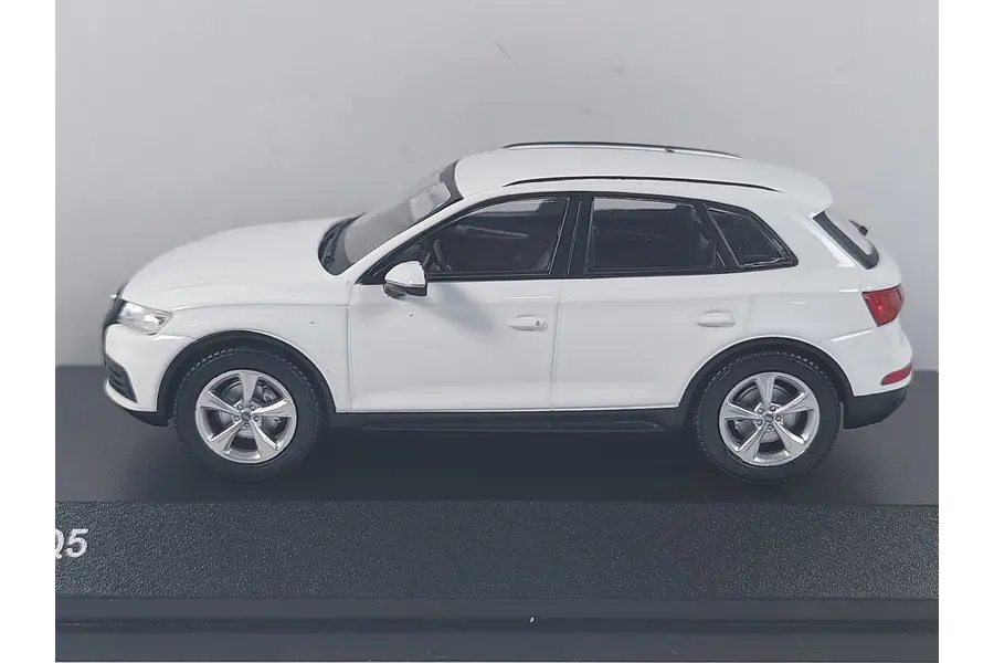 Audi Q5 blanco ibiza escala 1/43