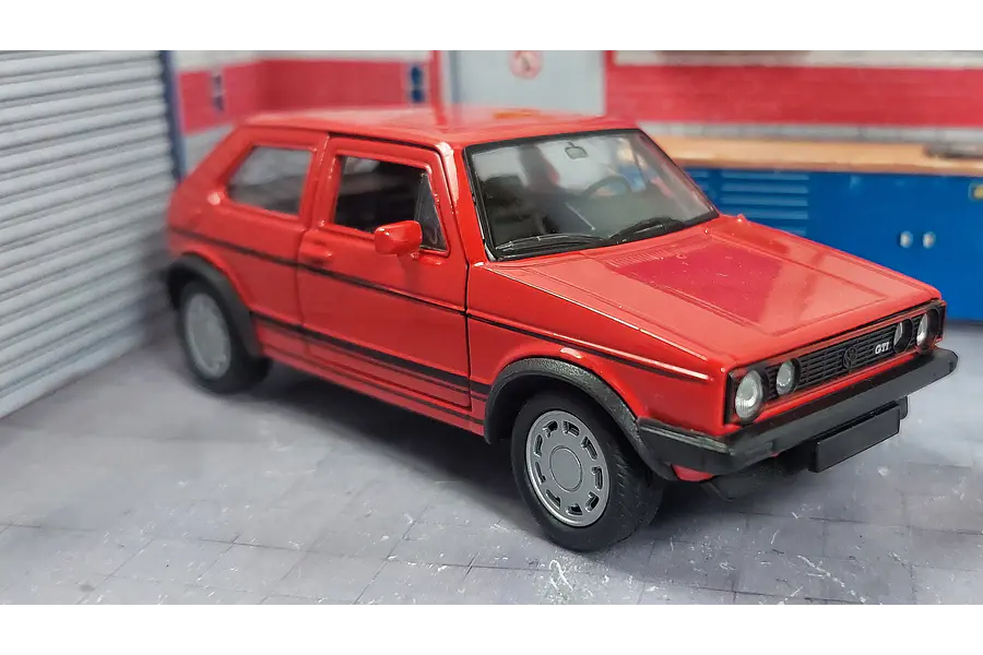 Volskwagen Golf I GTI COLOR ROJO , marca welly, Escala 1-36