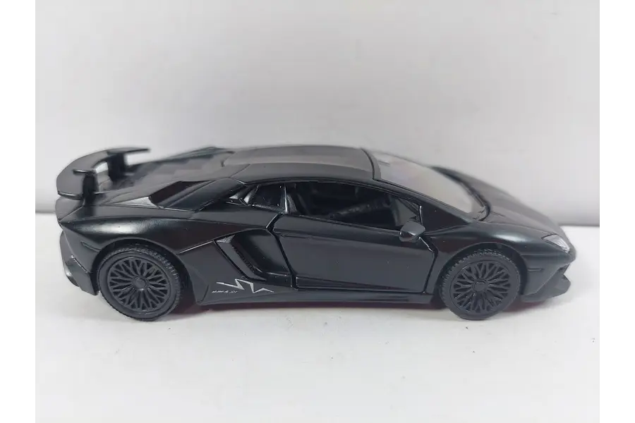 LAMBORGHINI AVENTADOR  marca RMZ, Escala 1-36