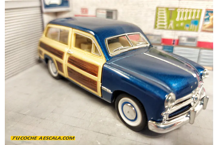 FORD WOODY WAGON 1949 marca KINSMART , Escala 1-36