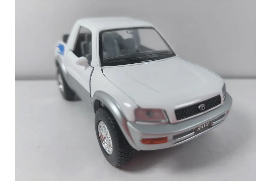 Toyota rav4 cabriolet Escala 1/32 MARCA KINSMART blanco