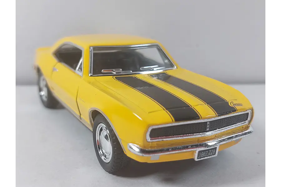 Chevrolet Camaro z28 1967 Marca KINSMART  1/36 amarillo
