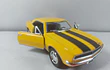 Chevrolet Camaro z28 1967 Marca KINSMART  1/36 amarillo
