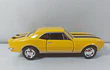 Chevrolet Camaro z28 1967 Marca KINSMART  1/36 amarillo