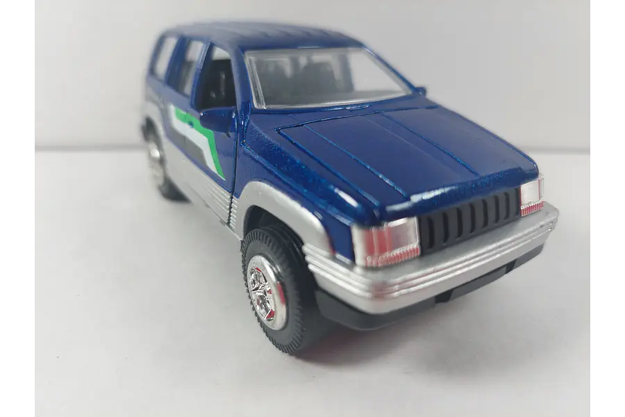 Jeep Cherokee azul ,Escala 1/36 marca china