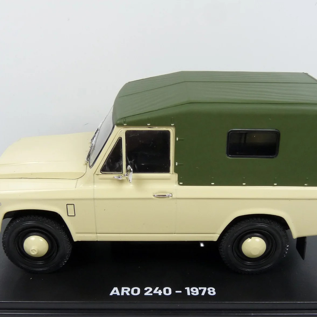 ARO 240 MARCA IXO , ESCALA 1/43 en caja acrlica 2